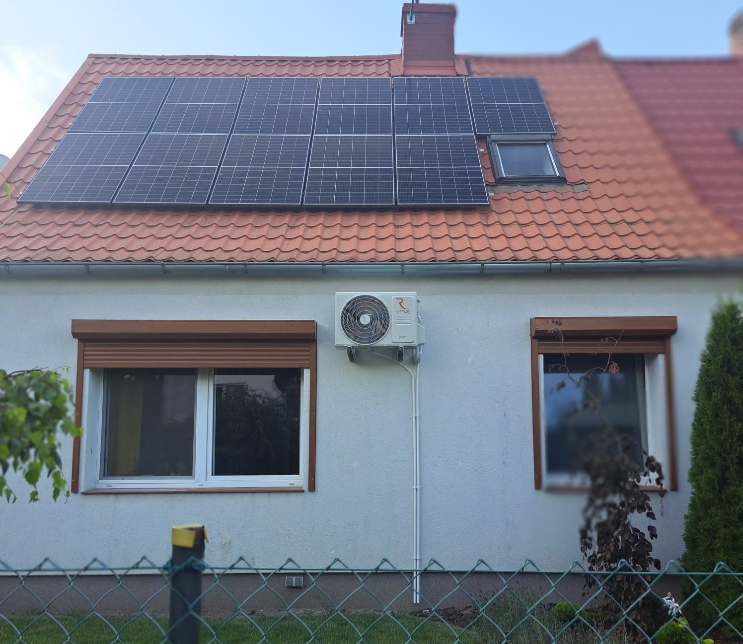 Dom z fotowoltaiką na dachu i klimatyzacją Rotenso na elewacji — kompletna instalacja PER-TECH Międzyrzecz