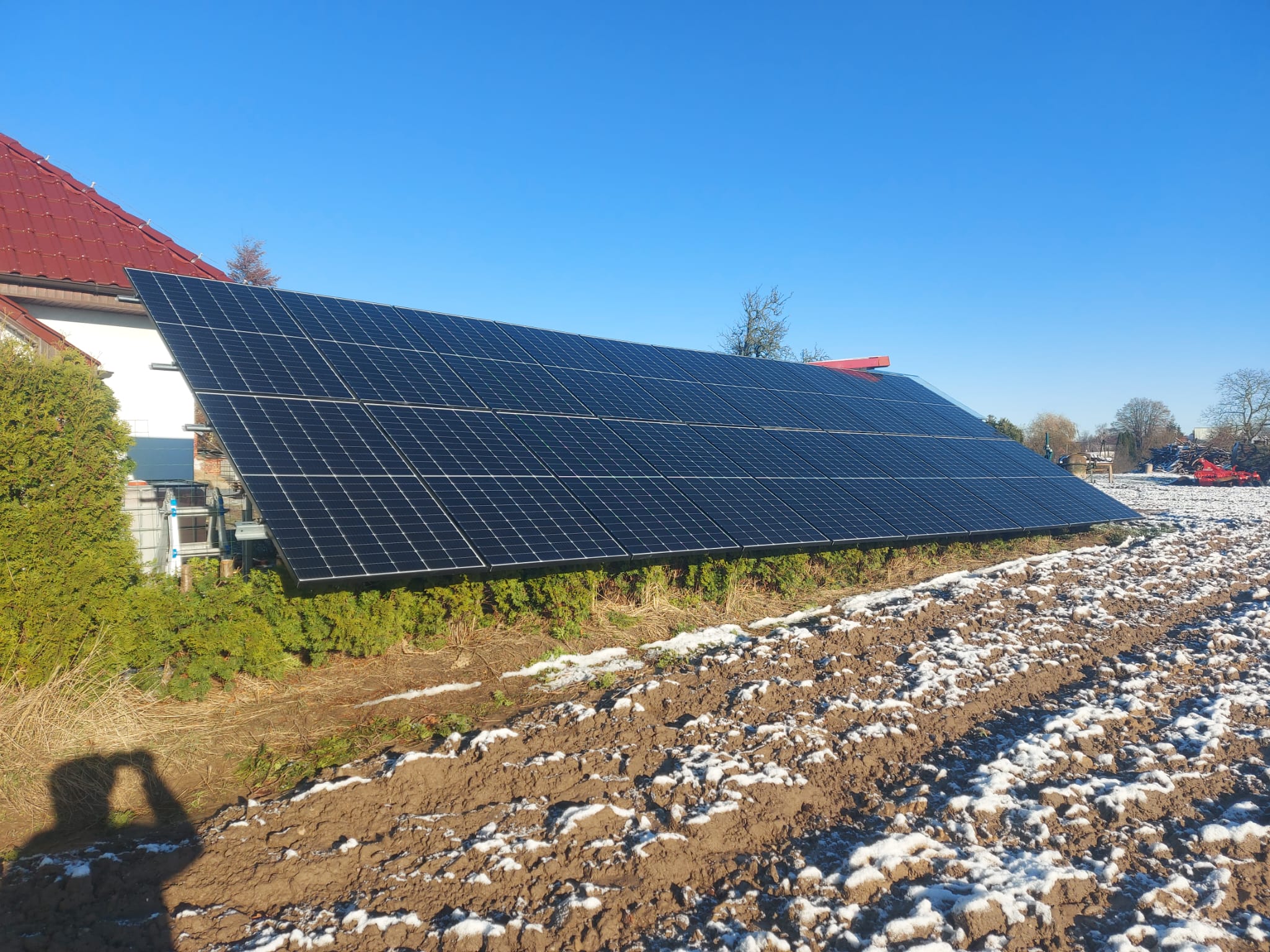 Naziemna instalacja fotowoltaiczna 10 kWp przy domu jednorodzinnym — montaż PER-TECH Gorzów Wielkopolski