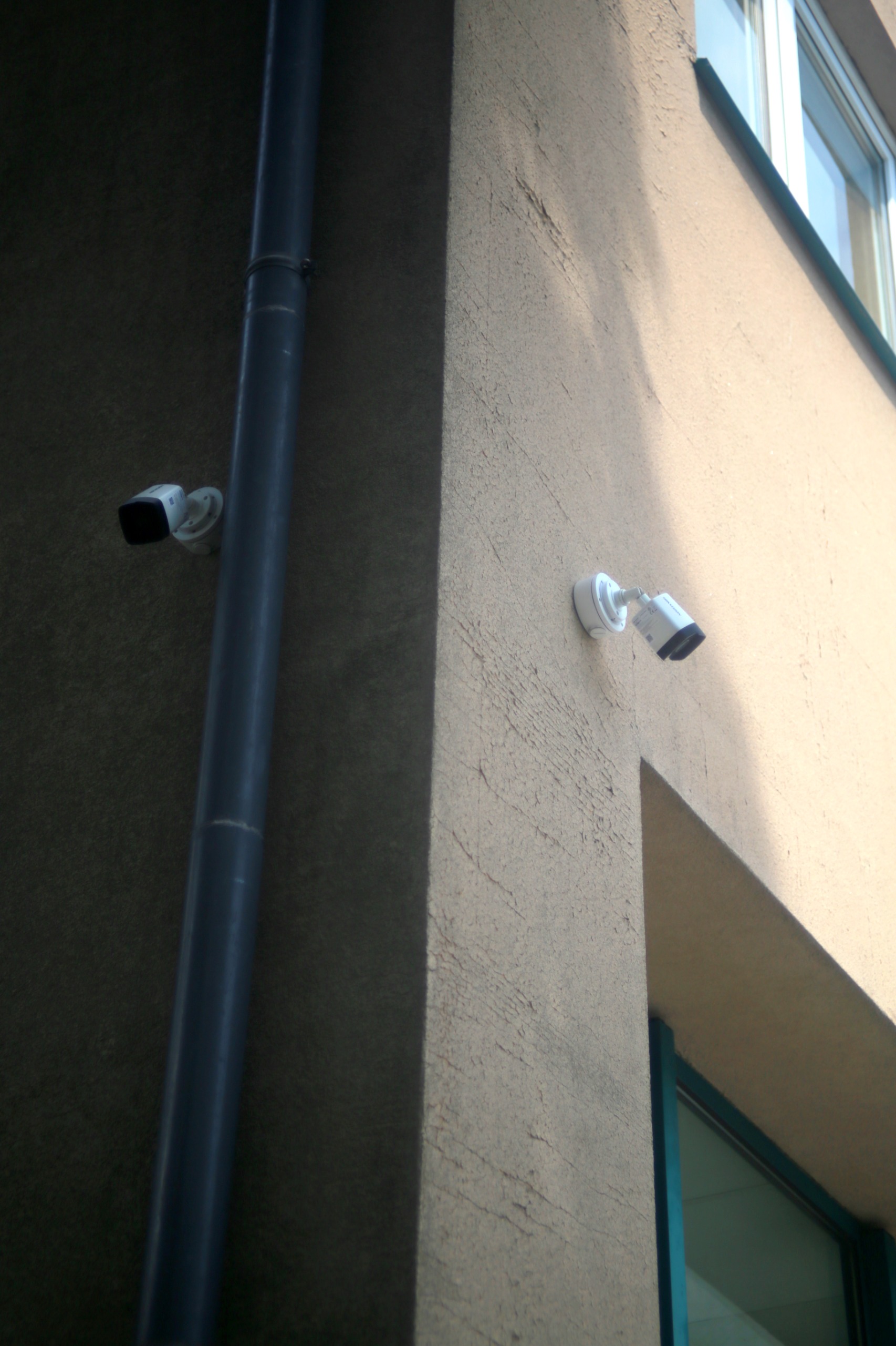 Kamery monitoringu Hikvision na narożniku budynku — montaż PER-TECH