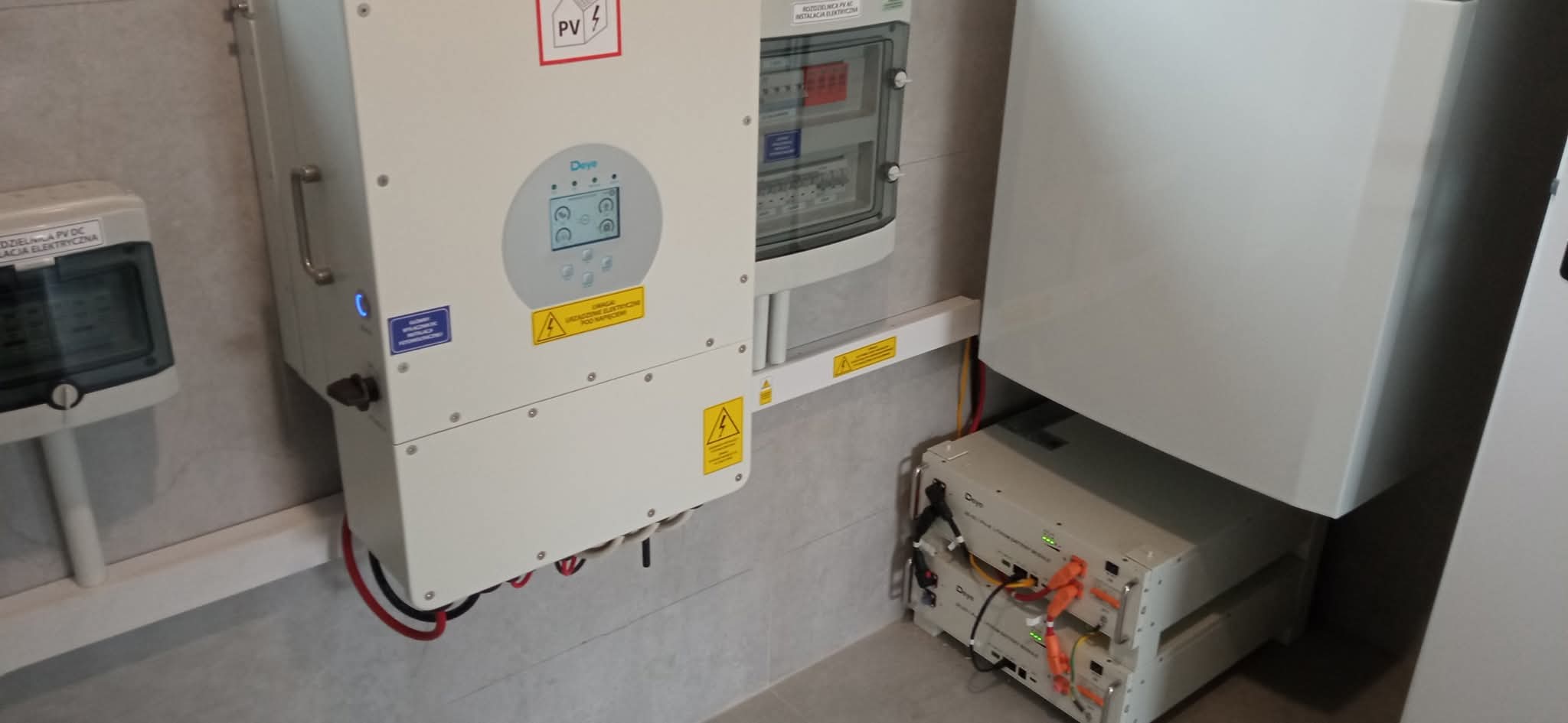 Magazyn energii Deye — falownik hybrydowy i moduły bateryjne, montaż PER-TECH Gorzów Wielkopolski