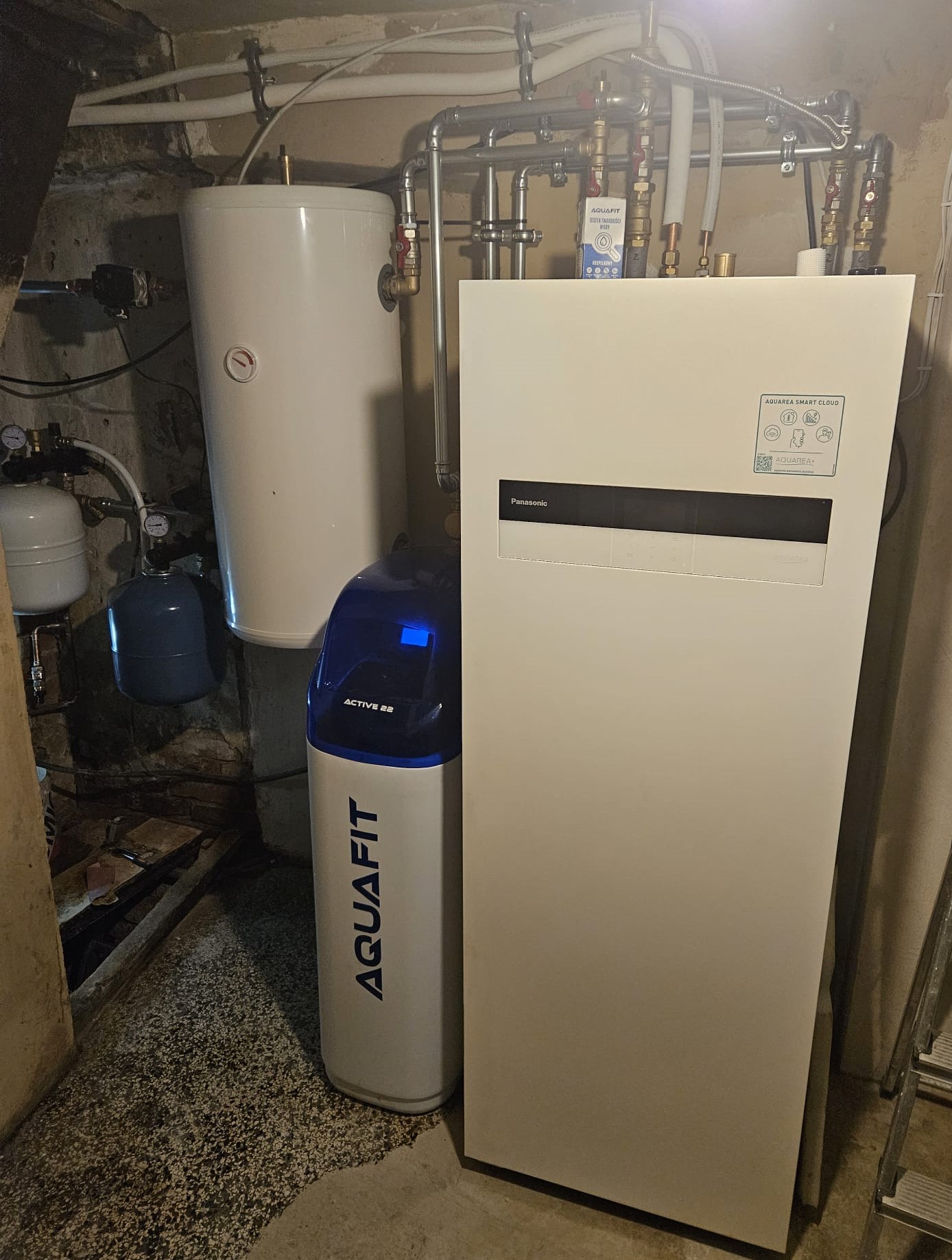 Kotłownia z jednostką wewnętrzną Panasonic Aquarea, zasobnikiem CWU i zmiękczaczem wody Aquafit — PER-TECH