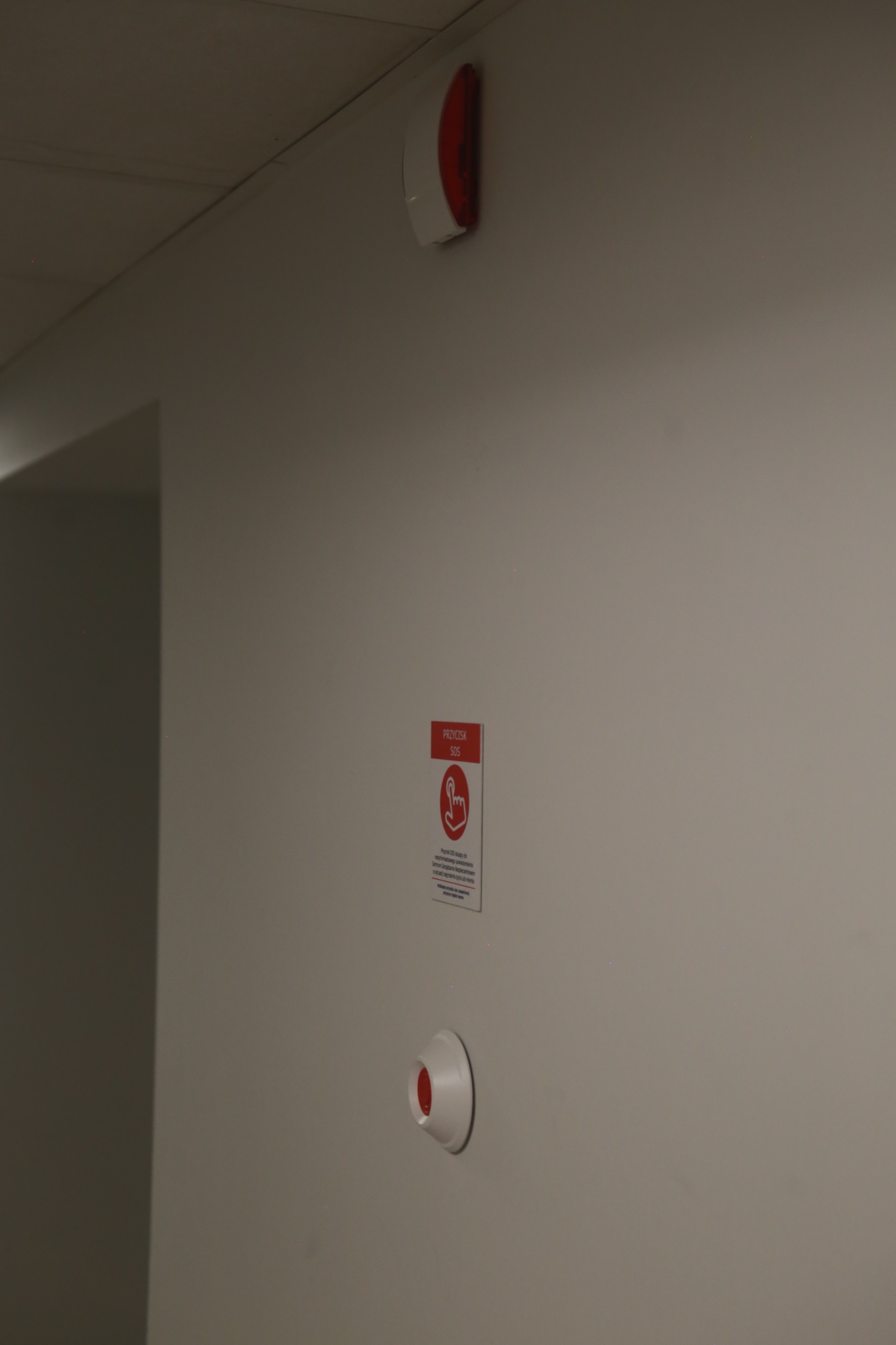 Przycisk przyzywowy SOS systemu alarmowego — instalacja PER-TECH