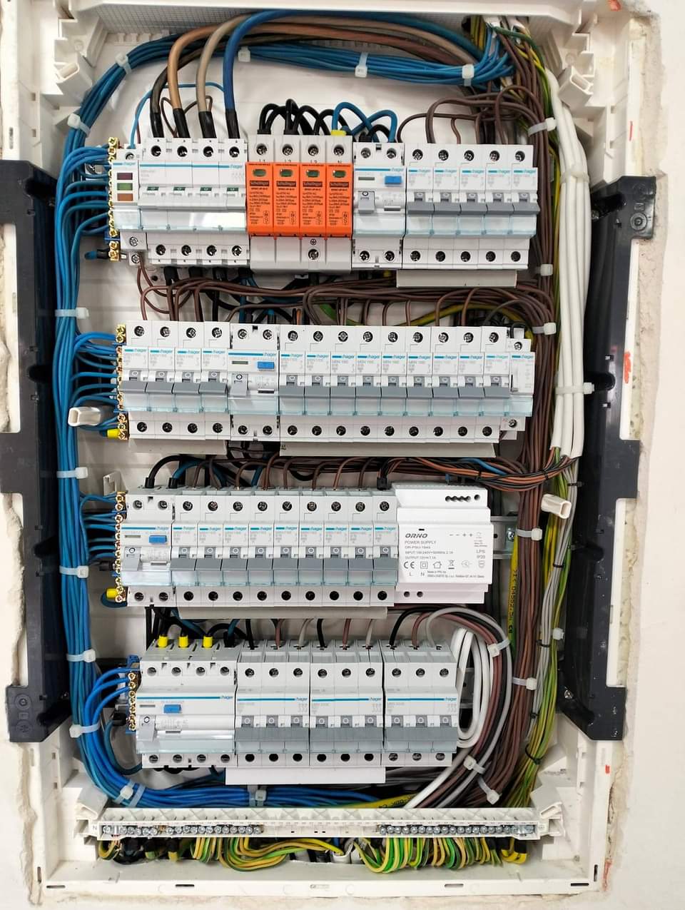 Nowoczesna rozdzielnica elektryczna Hager z ochroną przepięciową — wykonanie PER-TECH
