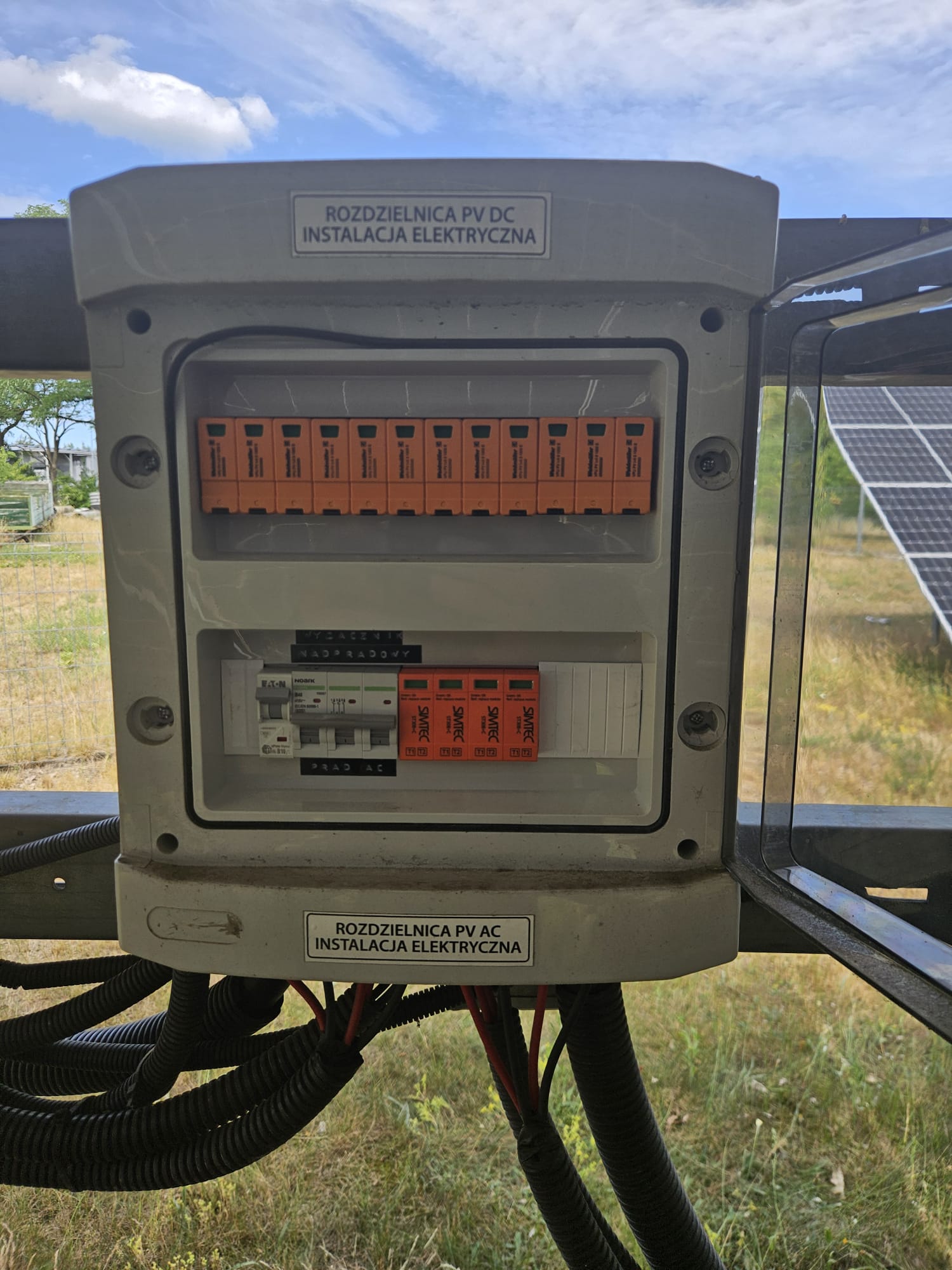 Rozdzielnice PV DC i AC z ochroną przepięciową na farmie fotowoltaicznej 50 kWp — PER-TECH