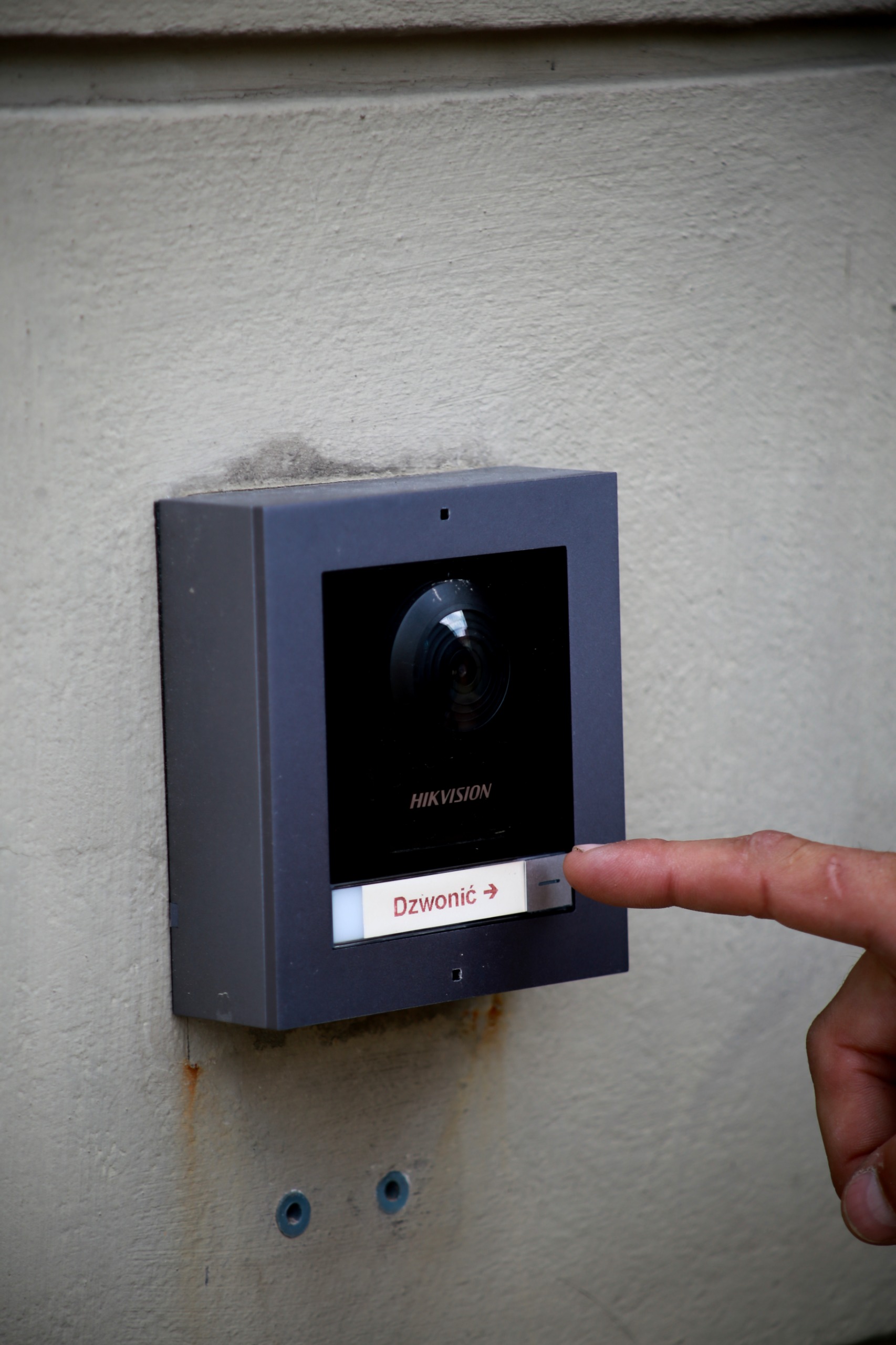 Wideodomofon Hikvision przy wejściu do obiektu — montaż PER-TECH